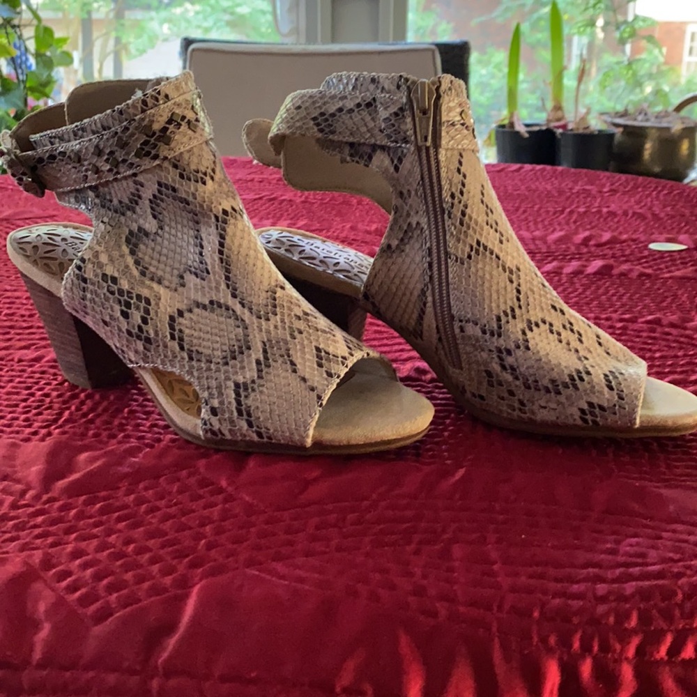 Animal 🦒 print booties. Size 7. $25.00 so elegant so spring and summer chic
